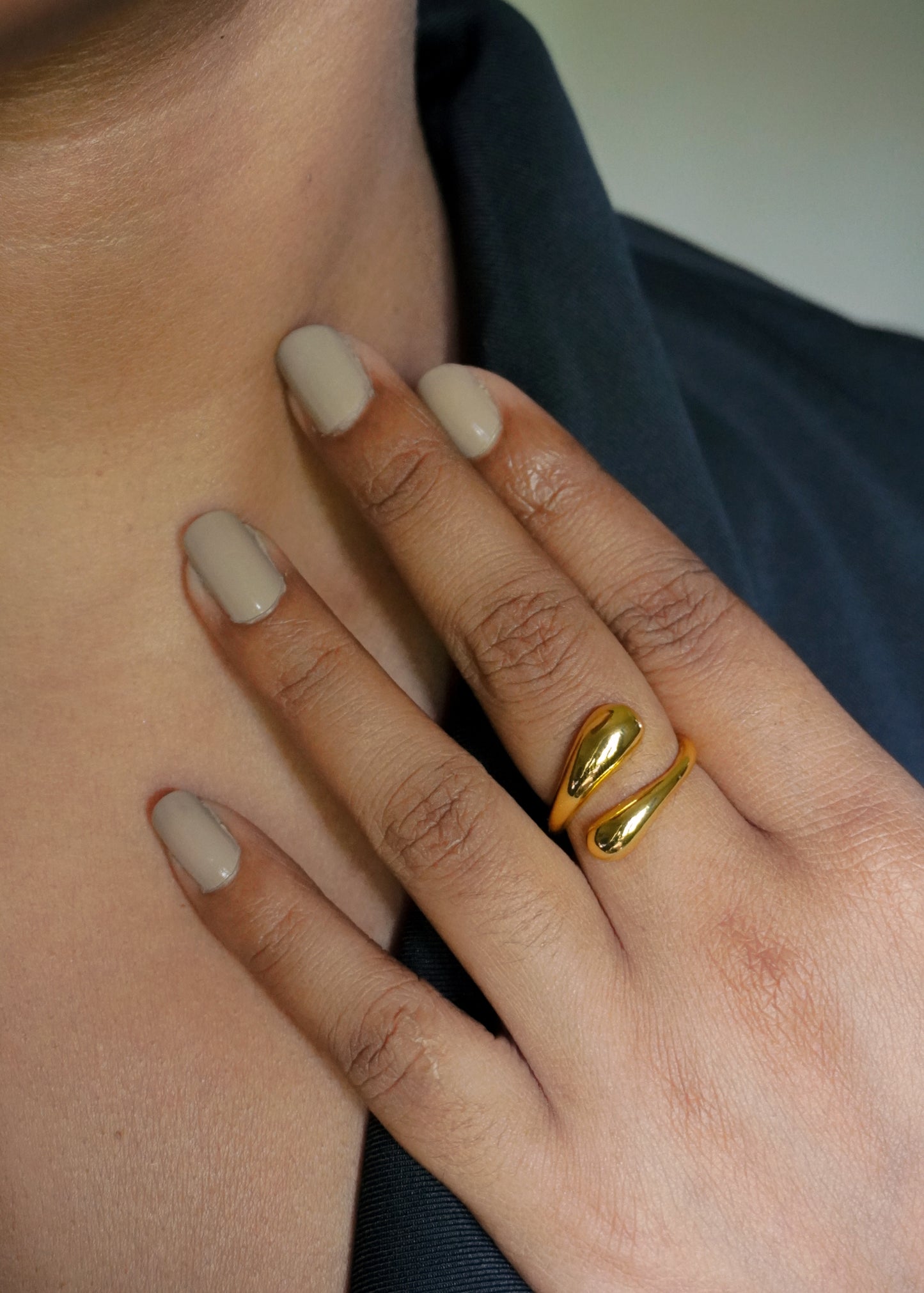 Liquid gold curve ring