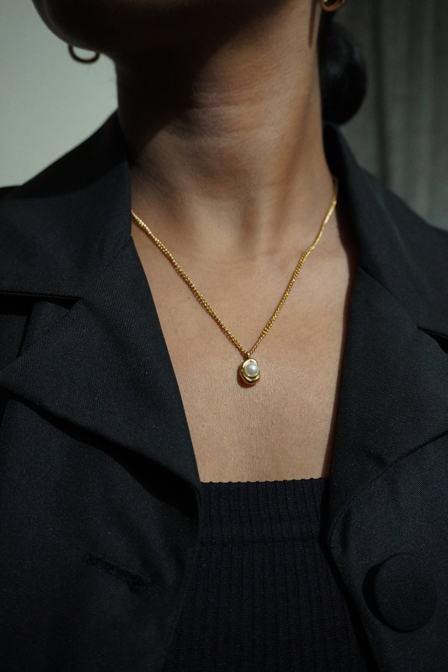 Single pearl charm necklace
