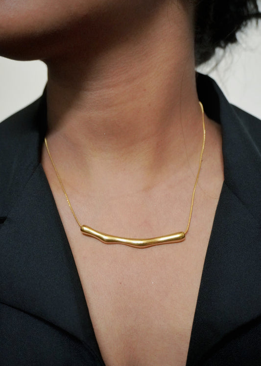 The Sora Curve Necklace