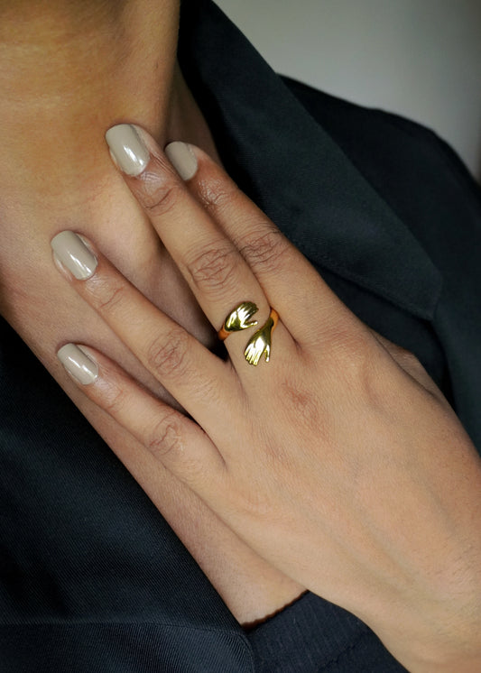 Tiny hug ring