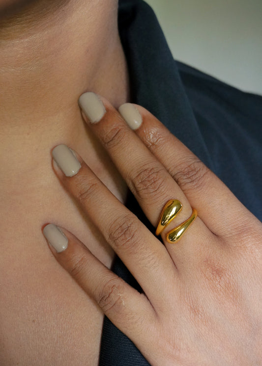 Liquid gold curve ring